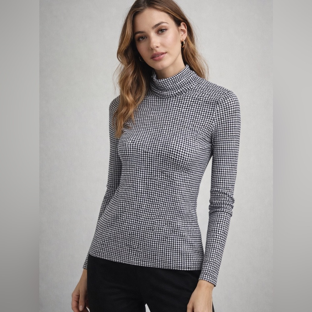 Uniqlo women’s heat tech Black and White Houndstooth turtle neck top